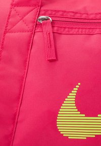 Nike Performance GYM CLUB BAG - Genți sport - aster pink/volt