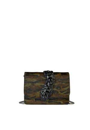 Bolso de mano de tela con estampado de camuflaje, embellecido con joyas negras y una cadena plateada. Forma rectangular, textura suave.