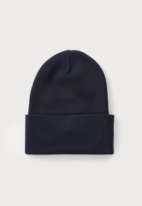 Marineblå strikket lue med brett. Laget av mykt stoff. Har en rund topp og en teksturert strikkemønster.