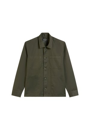 Veste boutonnée vert olive en tissu doux, dotée de deux poches plaquées à l'avant et d'un col rabattu. Design minimaliste avec des fermoirs simples.