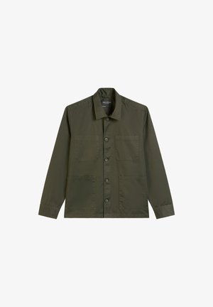 Jasnozielona kurtka zapinana na guziki, wykonana z miękkiego materiału, z dwiema przednimi kieszeniami naszytymi i złożonym kołnierzem. Minimalistyczny design z prostymi zapięciami.