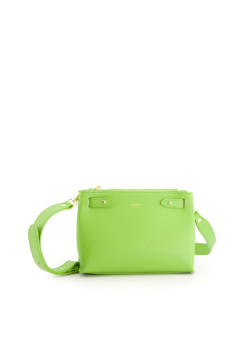 Grøn læderhåndtaske med en struktureret form, guldhardware detaljer og en aftagelig rem. Har to små top håndtag og lynlåslukning.