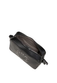 Borsa a tracolla nera in pelle con una texture liscia, zip argentata e lettering adornato con strass. L'interno è foderato in grigio.