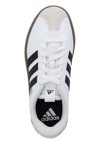 Sneaker bianco con strisce nere; tomaia sintetica liscia; punta rotonda; accento in scamosciato beige sulla punta; caratterizzato da lacci bianchi e interno nero.