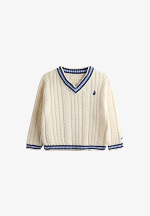 Maglione color crema a trecce con scollo a V, bordatura a righe blu navy e azzurro chiaro e piccola barca a vela ricamata su petto e manica.