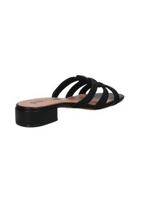 Sandalias de slide negras con tiras trenzadas, un tacón bajo y una suela lisa con una plantilla marrón que muestra el texto de la marca.
