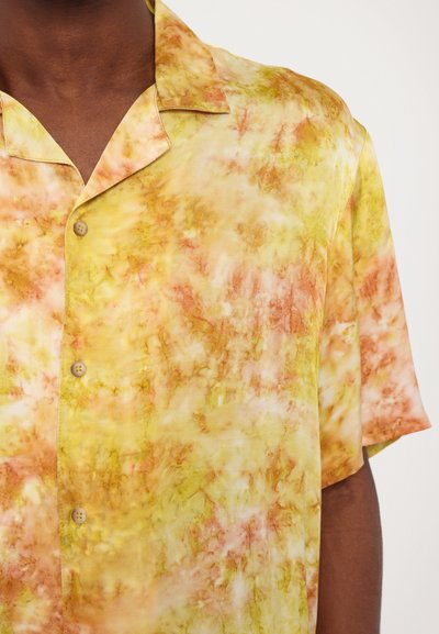 Camicia a maniche corte di colore giallo con motivo marmorizzato arancione e rosa, dotata di chiusura a bottoni e colletto in stile campeggio.
