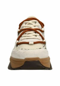 Witte sneaker met een gestructureerde bovenkant, bruine veters en een bruine rubberen zool. Suède en mesh materialen creëren contrast in het ontwerp.