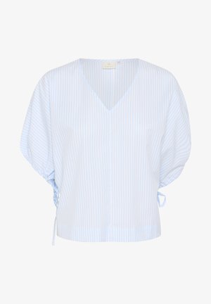 Blouse rayée bleu clair et blanche avec un décolleté en V, des manches courtes bouffantes et des liens ajustables sur les côtés. Tissu lisse et léger.