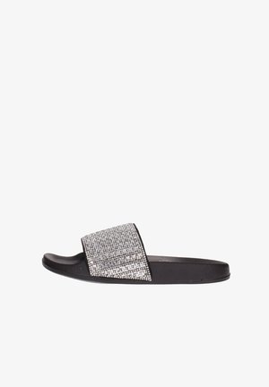 Sandalia plana negra con una tira ancha y adornada que presenta un diseño texturizado en plata. La suela es lisa y ligeramente contorneada para mayor comodidad.