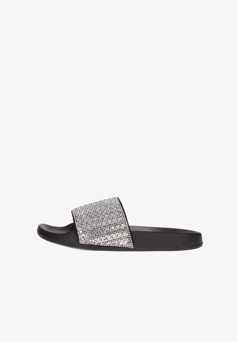 Sandalia plana negra con una tira ancha y adornada que presenta un diseño texturizado en plata. La suela es lisa y ligeramente contorneada para mayor comodidad.