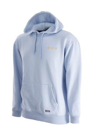 Lichtblauw hoodiesweater met voorzak, trekkoorden, klein zwart label en drie kleine gouden sterren op de borst.