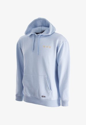 Lichtblauw hoodiesweater met voorzak, trekkoorden, klein zwart label en drie kleine gouden sterren op de borst.