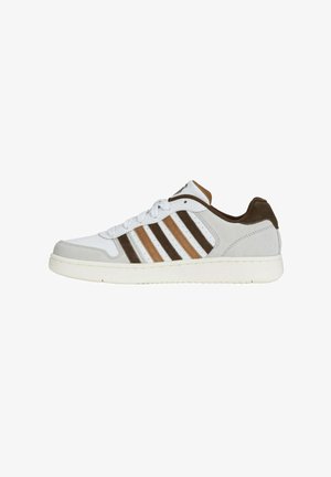 Sneaker bianco realizzata in materiali scamosciati e in pelle, con strisce marroni, colletto imbottito e suola in gomma testurizzata. Design semplice.