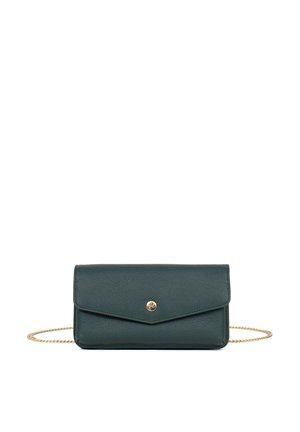 Groene lederen clutch met een klep sluiting, voorzien van een gouden knoop accent en een smalle gouden kettingband voor gemakkelijke draagbaarheid.