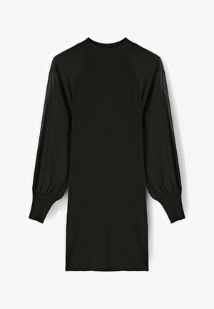 Czarna, żeberkowana sukienka dzianinowa z okrągłym dekoltem, długimi bufiastymi rękawami i dopasowanymi mankietami. Prosty, jednolity design, bez widocznych ozdób czy wzorów.