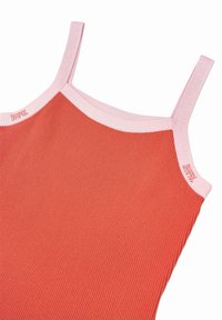 Canottiera a costine color corallo con spalline rosa larghe. Presenta il logo del marchio vicino al collo, una texture liscia e un design aderente.