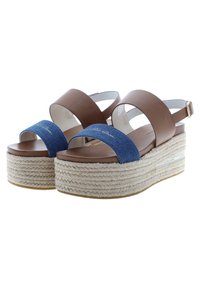 Ruskeat nahka-alustaiset sandaalit, joissa on sininen farkkunauha, paksu juuttiköysi-alku ja säädettävä nilkkapanta. Kevyt ja rento muotoilu.