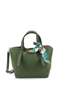 Groene gestructureerde leren handtas met twee korte handvatten en een afneembare schouderriem. Voorzien van een decoratieve zijden sjaal die om het handvat is gebonden.