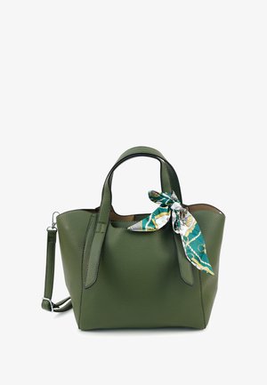 Grüne strukturierte Lederhandtasche mit zwei kurzen Tragegriffen und einem abnehmbaren Schultergurt. Mit einem dekorativen Seidenschal, der am Griff gebunden ist.