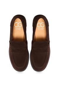 Paire de mocassins en daim marron foncé avec bouts arrondis et détails cousus, marqués "Cesare Gaspari Barcelona" sur les semelles intérieures couleur tan.