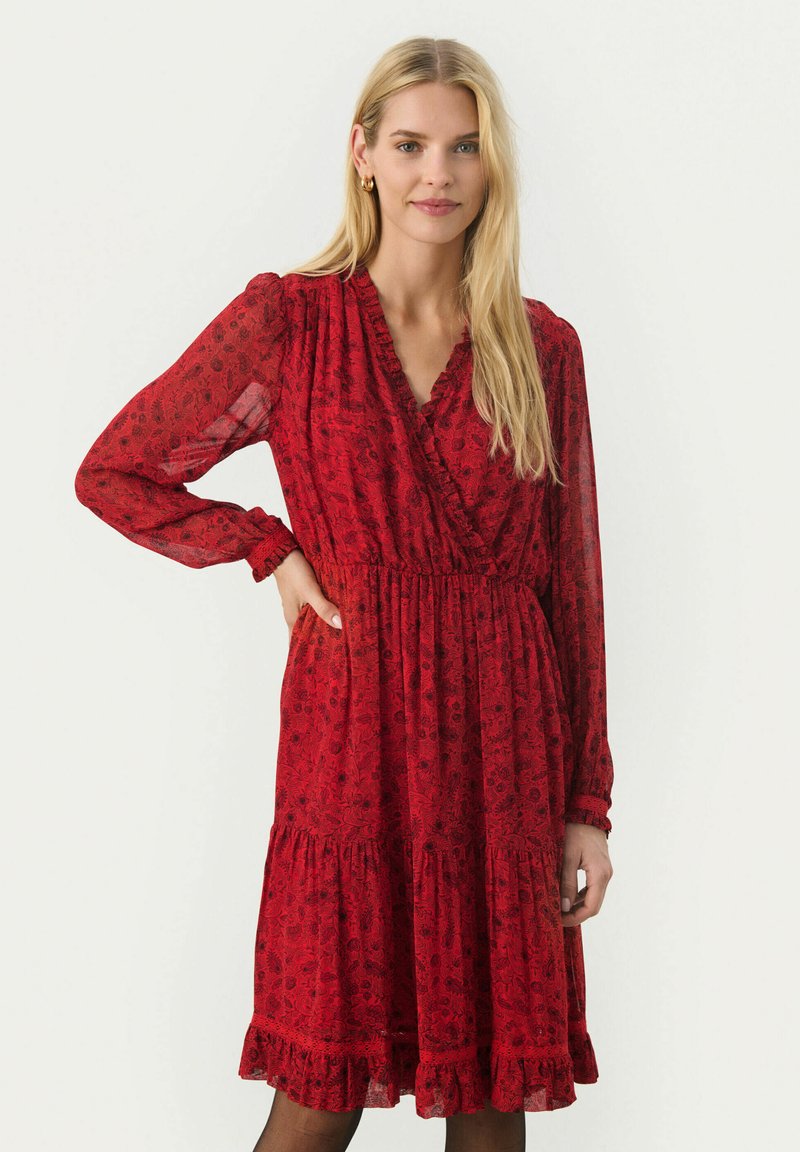Rood bloemenjurk van lichtgewicht stof, met lange mouwen, een v-hals, een elastische taille en een tiered ruffle zoom.