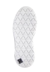 Bílá podrážka boty s trojúhelníkovým vzorem a malým černým logem v rohu. Hladký povrch, zaoblený tvar.