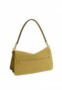 Sac à bandoulière rectangulaire en daim jaune moutarde avec une poche zippée dorée à l'avant et une sangle fine réglable.