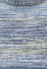 Gebreide trui in blauwtinten met een kleurverloop. Voorzien van een ronde hals en zachte, gestructureerde stof met subtiele horizontale strepen.