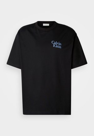 Fekete pamut póló, laza szabásban, rövid ujjakkal és kék hímzett "Calvin Klein" logóval a mellkason.