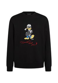 Fekete pulóver, ami egy színes grafikát ábrázol egy téli öltözetű mesehősről, piros felirattal: "Donald és Karl." Sima textúra.