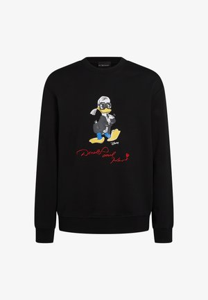 Schwarzer Pullover mit einem bunten Grafikdesign eines Cartoon-Charakters in Winterkleidung, mit rotem Text "Donald und Karl." Glatte Textur.
