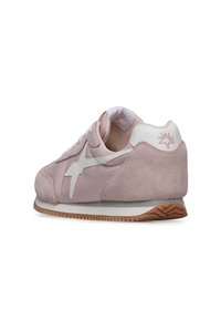 Sneaker in suede rosa e sintetico con accenti bianchi, caratterizzato da un distintivo logo a stella, linguetta imbottita e suola in gomma testurizzata.