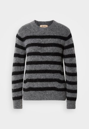Grå genser med horisontale svarte striper, rund hals, lange ermer og en myk, teksturert overflate. Merke på den indre halsen.