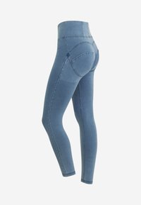 Leggings azules elásticos con cintura alta, con bolsillos traseros y costuras en contraste, diseñados para comodidad y flexibilidad.