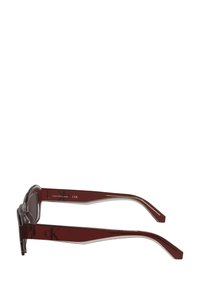 Sunglasses med genomskinliga grå linser, bordeauxfärgade plastbågar och guldaccenter. Har en Calvin Klein-logotyp på bågarna.