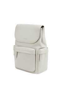 Světle šedý batoh vyrobený z hladkého, voděodolného materiálu, s klopou, dvěma předními kapsami a minimalistickým designem s jemným brandingem.