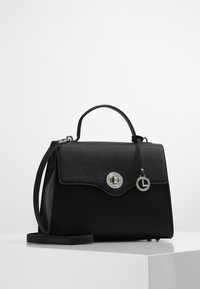 Sac à main en cuir noir avec une forme structurée, des accessoires en métal argenté, un rabat à l'avant et une bandoulière amovible. Présente un charme en forme de logo.
