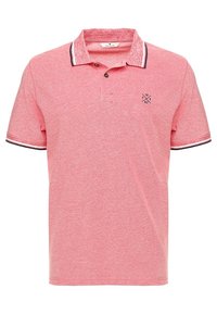 Růžová polo košile vyrobená z texturované látky. Má límec s kontrastními pruhy a malé logo na levé hrudi.