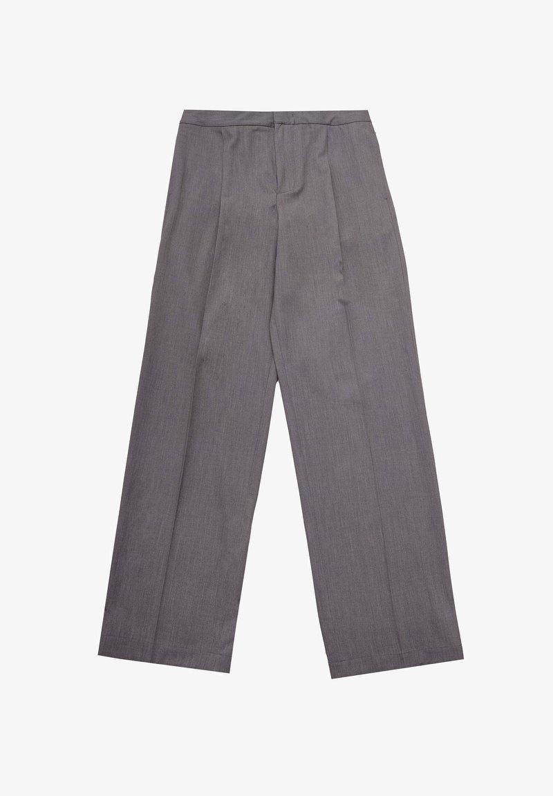 Pantalones grises de tela suave, con cintura alta, piernas anchas y pliegues frontales para un detalle adicional.