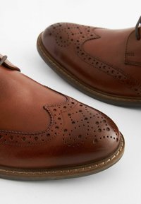 Next BROGUE STANDARD brązowy