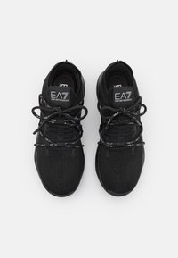 Schwarze sportliche Sneaker mit gewebtem Textilobermaterial. Verfügt über flache Schnürsenkel und eine markierte Zunge. Glatte Gummisohle mit subtilen Texturakzenten.