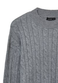 Grauer Kabelstrickpullover mit rundem Halsausschnitt, strukturiertem Muster und gerippten Bündchen. Aus einem weichen, warmen Material gefertigt. Größenetikett sichtbar.