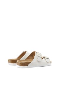 Sandali bianchi in suede con due cinturini regolabili, una soletta in sughero e una suola piatta in gomma bianca. Texture liscia con dettagli in metallo.