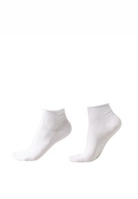 Weiße Knöchelsocken aus einem Baumwoll-Mischgewebe, mit glatter Textur, gerippten Bündchen und nahtlosem Zehenbereich.