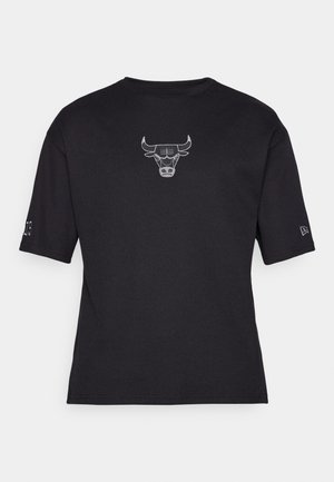 Zwarte T-shirt met korte mouwen en een geribbelde textuur, met een geborduurd logo van een stier in het wit op de borst en een klein detail op de mouw.