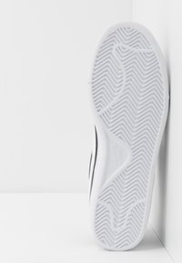 Nike Sportswear COURT ROYALE - Obuwie deskorolkowe