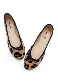 Ballet flats con stampa leopardata realizzate in tessuto testurizzato. Punta arrotondata con un dettaglio a nastro nero lungo il bordo. Colori beige chiaro e marrone scuro.