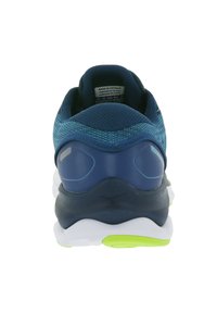 Zapatilla deportiva azul con parte superior de malla texturizada, cuello acolchado y suela acolchada. Presenta acentos en verde neón y una suela de goma lisa.