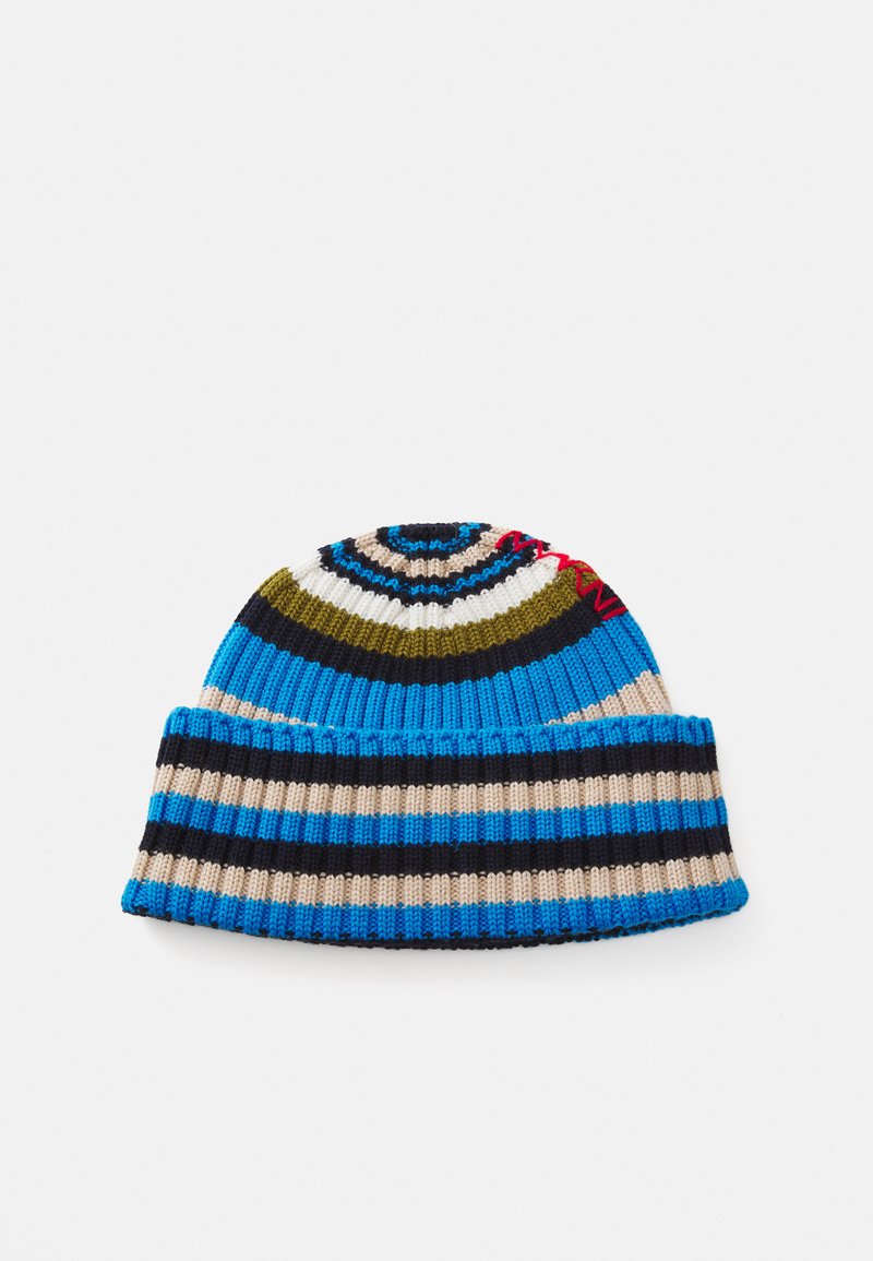Beanie lavorato a maglia in blu, nero, beige e strisce verdi. Presenta un motivo circolare nella parte superiore e un polsino a costine ripiegato.